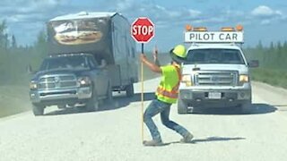 Ce jeune homme danse pour les automobilistes pendant qu'il fait la circulation