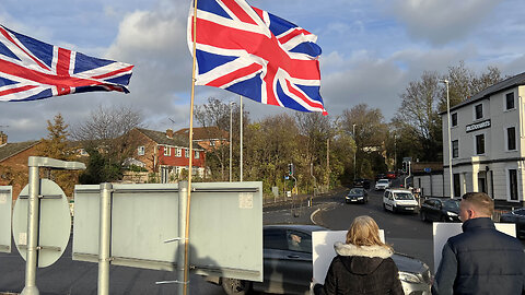 Britain First commandeers busy roundabout in Dartford and receives huge support!