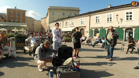 Kerstin mit einer ihrer Reden nach dem Protestmarsch in Salzburg