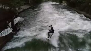 Surfing på en elv i Munchen
