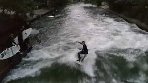 Surfing på en elv i Munchen