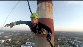 Impressionnant saut à l'élastique de 119 mètres en Ukraine