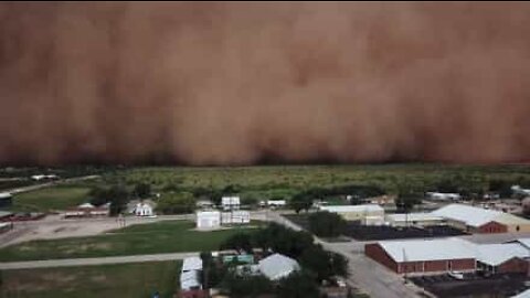 Drone films massive dust storm in Texas