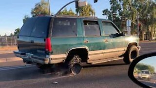 Homem dirige normalmente um carro... sem pneu!