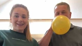 Pai e filha cantam com hélio