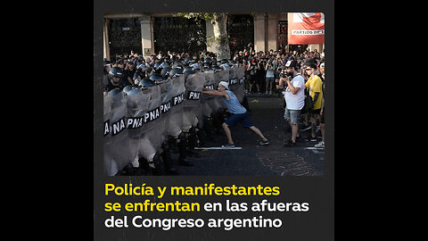 Choques entre manifestantes y uniformados en las afueras del Congreso argentino