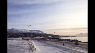 Passager filmer nødlanding inde fra flyet selv!