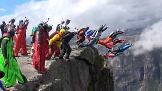 22 base jumpers hoppar från klippa i Norge