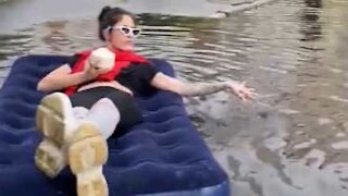 Cette jeune femme profite d'une inondation pour se détendre...