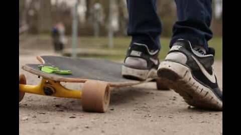 Longboarder mostra como se dança em cima de prancha