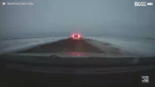 Impressionante acidente a alta velocidade filmado no Cazaquistão