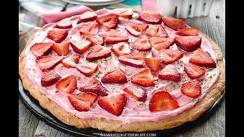 🍓 STRAWBERRY PIZZA - QUICK & EASY DESSERT - Brunch Recipe🍓 cc by Foodamentary: Adventures in Food