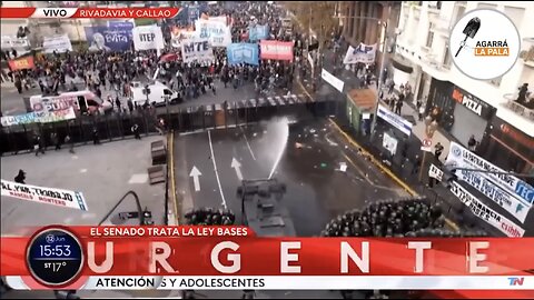 ARGENTINA POLICE CLASHES👮‍♂️🚓💦🚗🔥🧟‍♂️WITH LEFTIST PROTESTERS IN BUENOS AIRES🧟‍♀️🚨👮💫