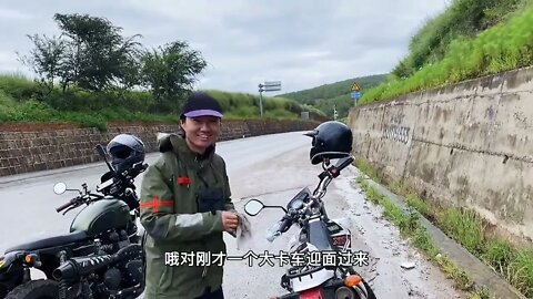 A rainy season motorcycle trip in Dali is a blessing to be backed up by an off-road RV.