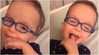 Un bébé porte des lunettes pour la première fois