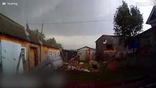 Câmera de carro filma tornado devastador