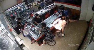 Mobilbatteri eksploderer i hendene på en kunde i Vietnam