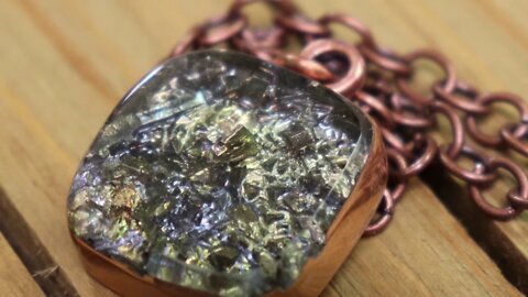Filling in a bismuth crystal necklace with UV resin