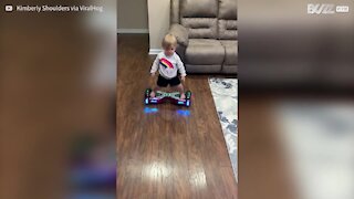 Bebê de 19 meses é profissional em cima do hoverboard