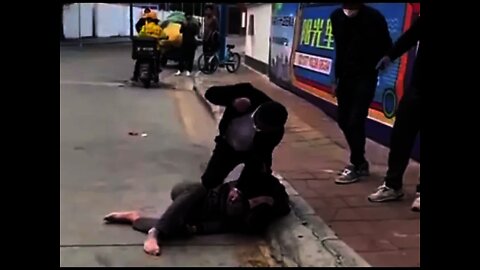Security Guard Beats Up Man in Guangzhou City 广州保安当街打人