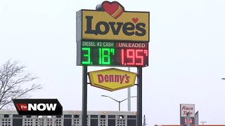 Holiday travelers enjoy low gas prices