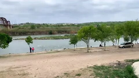 Migrantes varados en islote del río Bravo en Piedras Negras Coahuila ,tramo Eagle Pass (04/04/2022)