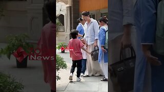 Taimur Ali Khan CUTELY waits as Kareena Kapoor Khan gets Jeh out of the car 🔥