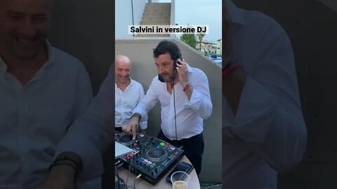 Salvini in versione DJ