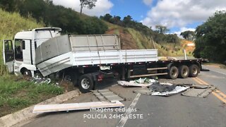 Acidente com carreta: carga de ração caiu da carroceria após uma curva entre Caratinga e Ubaporan