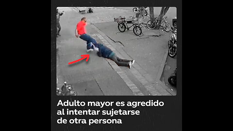 Agreden a adulto mayor que intentó sujetarse de otro tras tropezar