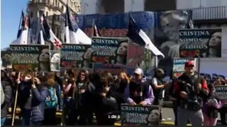 Milhares de argentinos vão às ruas protestar após atentado contra Kirchner