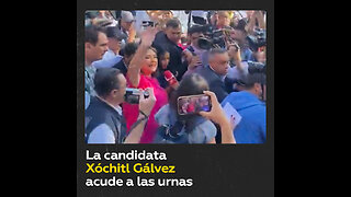 Xóchitl Gálvez llega a la mesa electoral para votar