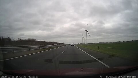 Bij flinke wind draaien de windmolens niet ?