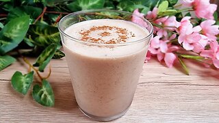 Healthy breakfast for weight loss, banana smoothie with oats. No sugar, no egg!