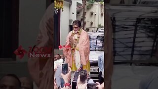 Amitabh Bachchan greets fans AGAIN on his birthday outside his bungalow 🎂💖📸