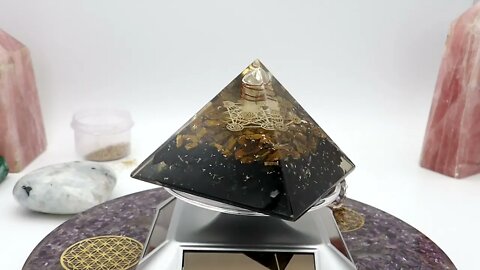 Pyramide Orgonite Oeil de Tigre Tourmaline Noire | Symbole cube de Métatron cristal de Roche