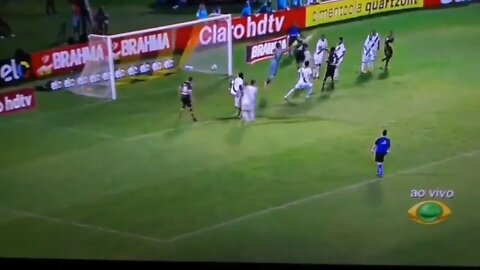 Narrador falando ao vivo que o goleiro saiu mal pra caralho do gol