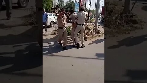 Faridabar : बीच सड़क पर आपस मे लड़ते दिखे ट्रेफ़िक पुलिस व होम गार्ड #vídeoviral #viral