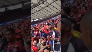 Vascaíno sozinho calando a torcida do Flamengo na área mista