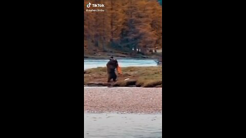 Man fights bear with hands