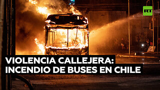 Decenas de encapuchados prenden fuego a dos buses en pleno centro de la capital chilena