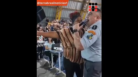 Oficial da Polícia Militar é humilhado por militante de esquerda em escola cívico-militar