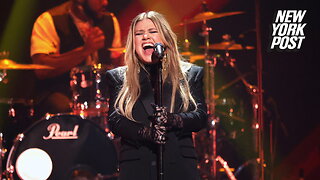Kelly Clarkson suffers wardrobe malfunction during concert