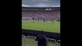 Policial comemorando o gol do Vasco contra o Bahia em São Januário