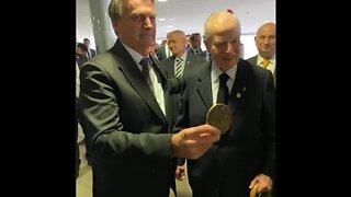 Bolsonaro e a Família Imperial - Bolsonaro recebe a medalha do Bicentenário do Brasil