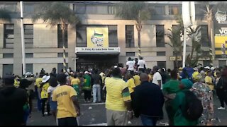 WATCH: Police, supporters of criminally charged Durban mayor clash in city (4de)