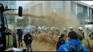 Dutch farmers spray riot police with manure 💩💩💩