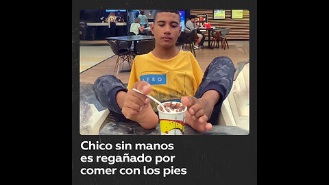 Chico sin manos vive un momento incómodo en un centro comercial