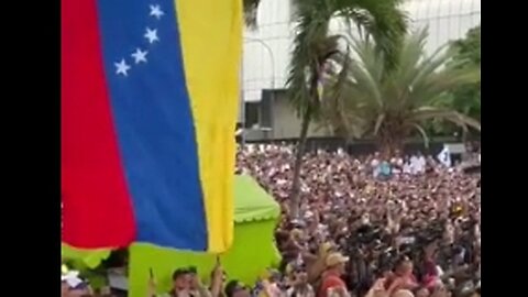 Miles de venezolanos le entregan a María Corina Machado las actas electorales de los centros recabadas por ellos como testigos de mesa.