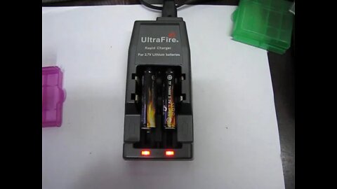 Carregador de Baterias 3.6/3.7V UltraFire (UltraFire 3.6/3.7V Battery Charger)